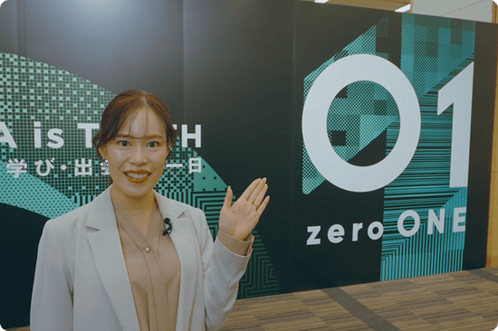 zeroONE 2024 会場パネル前にMCがいる画像