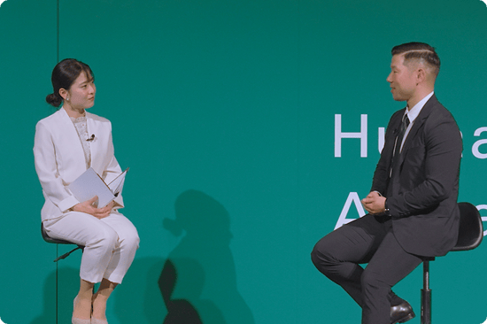 primeNumber DATA SUMMIT 2025 MCとブライアン様が話している様子